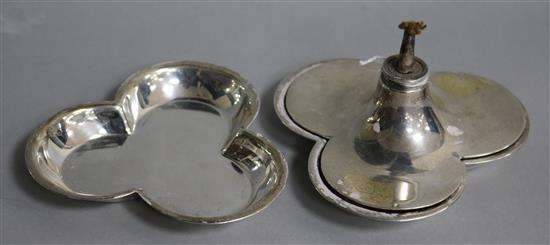 A George V silver fitted smokers set by Hukin & Heath Ltd, comprising two ashtrays and a taper stand, gross 5.5 oz.